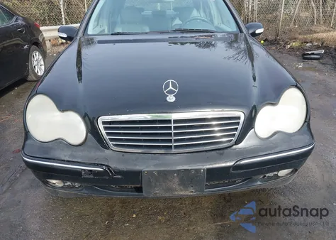 2004 Mercedes-Benz C 240 4Matic z USA, uszkodzony, nr VIN WDBRF81J24F470625